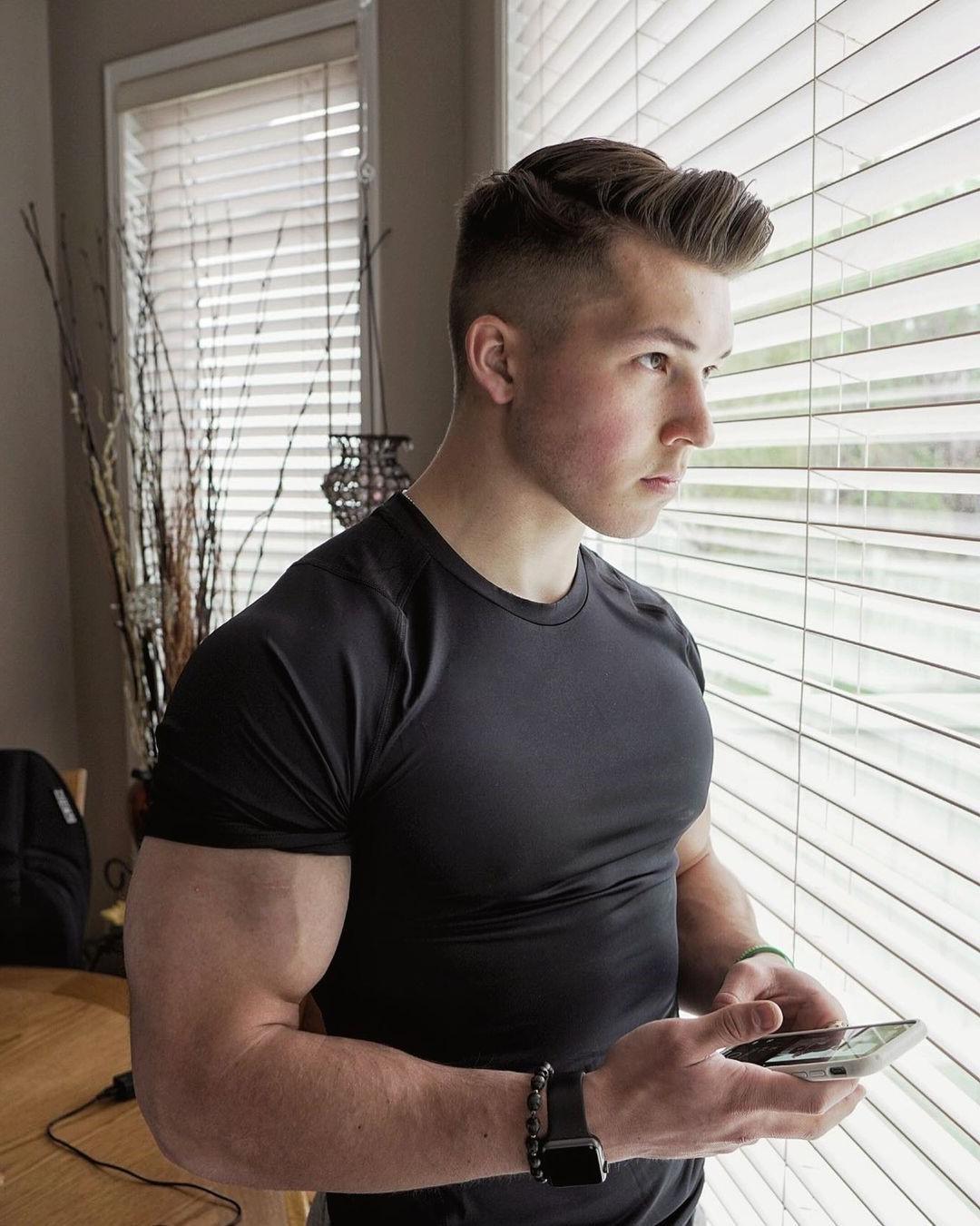 young-fit-muscle-shirt-hunk-big-biceps-bro-texting-voayeur-perv-looking-through-window