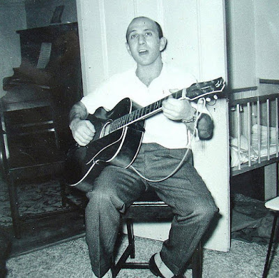 Oscar met zijn onafscheidelijke gitaar (foto: Bronkarium)