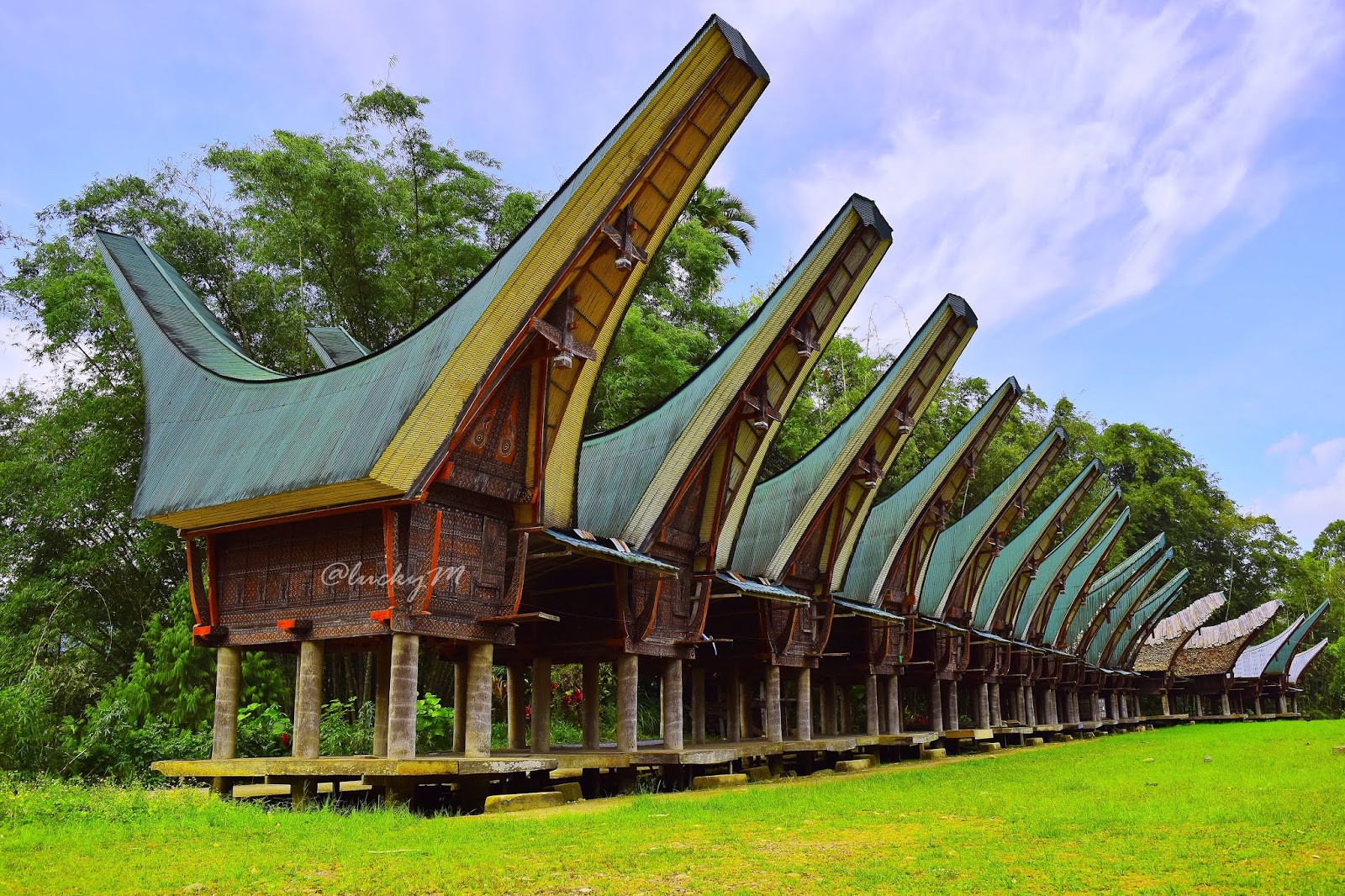 Tongkonan (Rumah Adat Toraja-Sulawesi Selatan) - CHRISTA KASIH