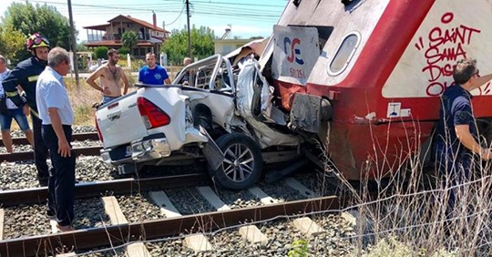Σύγκρουση τρένου με ΙΧ Σύγκρουση τρένου με ΙΧ