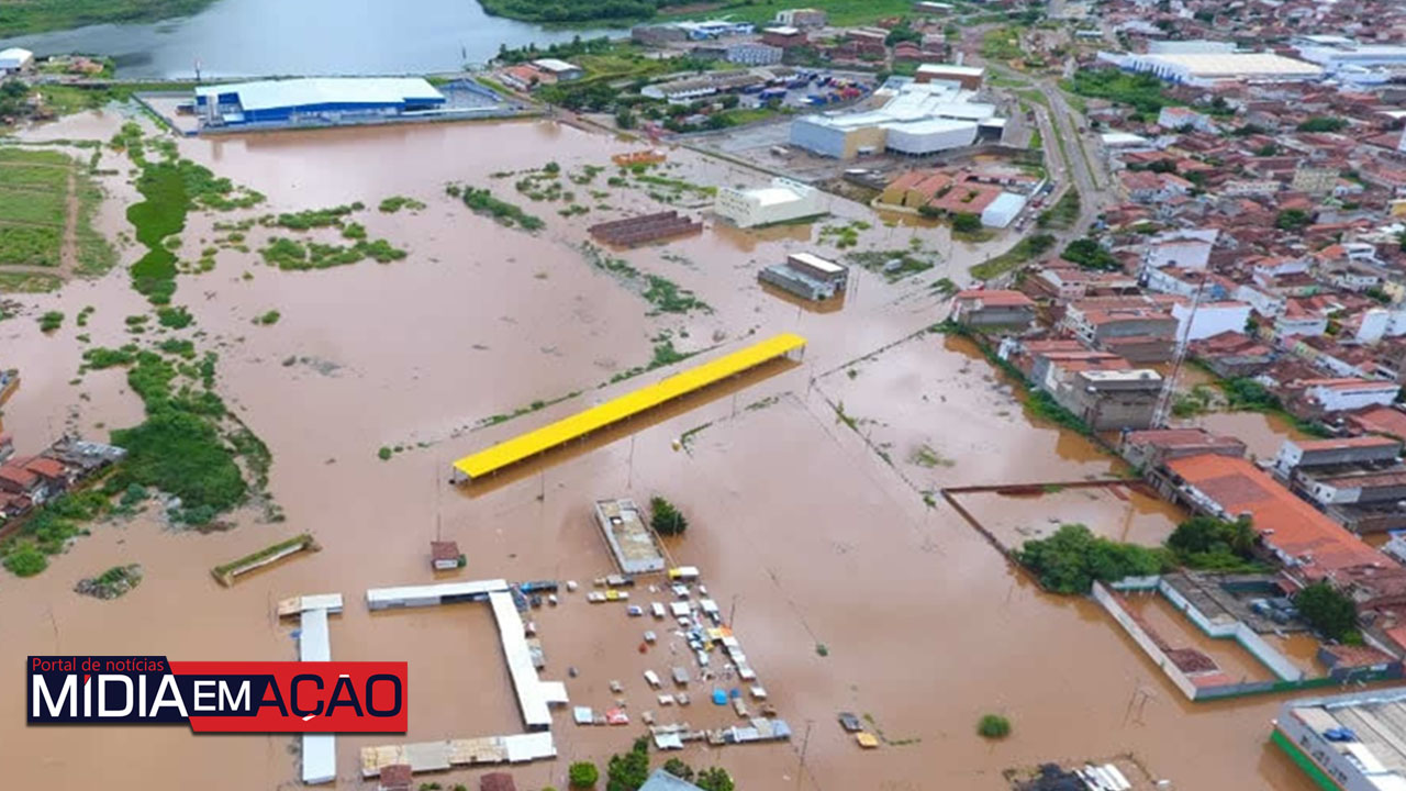 Rio Pajeú transborda e Serra Talhada decreta calamidade pública
