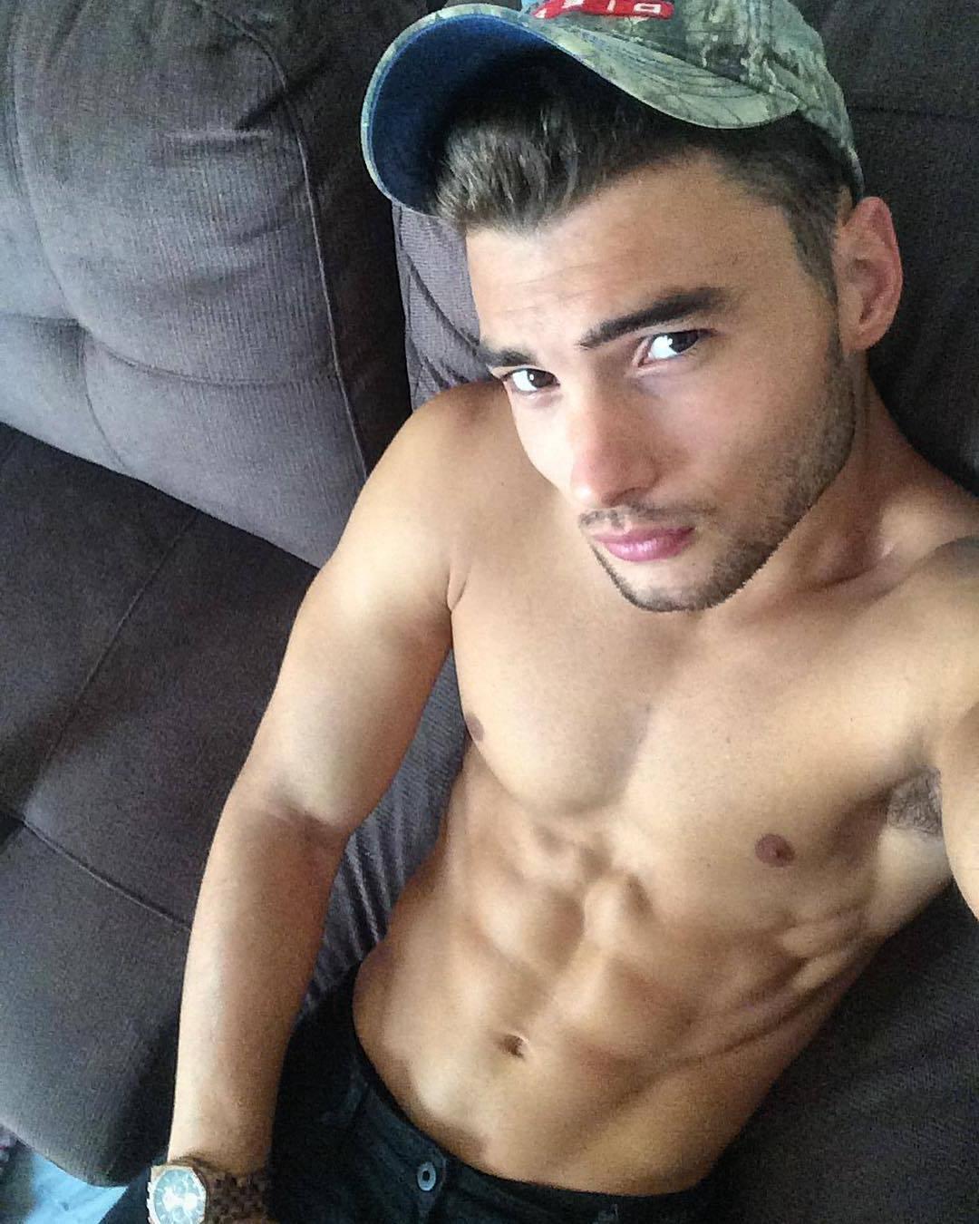 naughty-dude-shirtless-selfie-abs