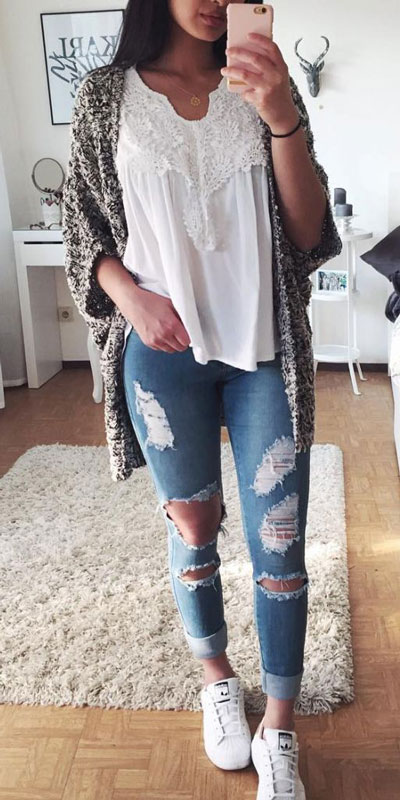With summer collapsing into fall, dish out the blazers, berry lipsticks and layers. Have a look at these 24 Comfy and Goto Fall Fashion to Wear Everyday. Daily Style via higiggle.com | jeans outfits | #falloutfits #fashion #jeans