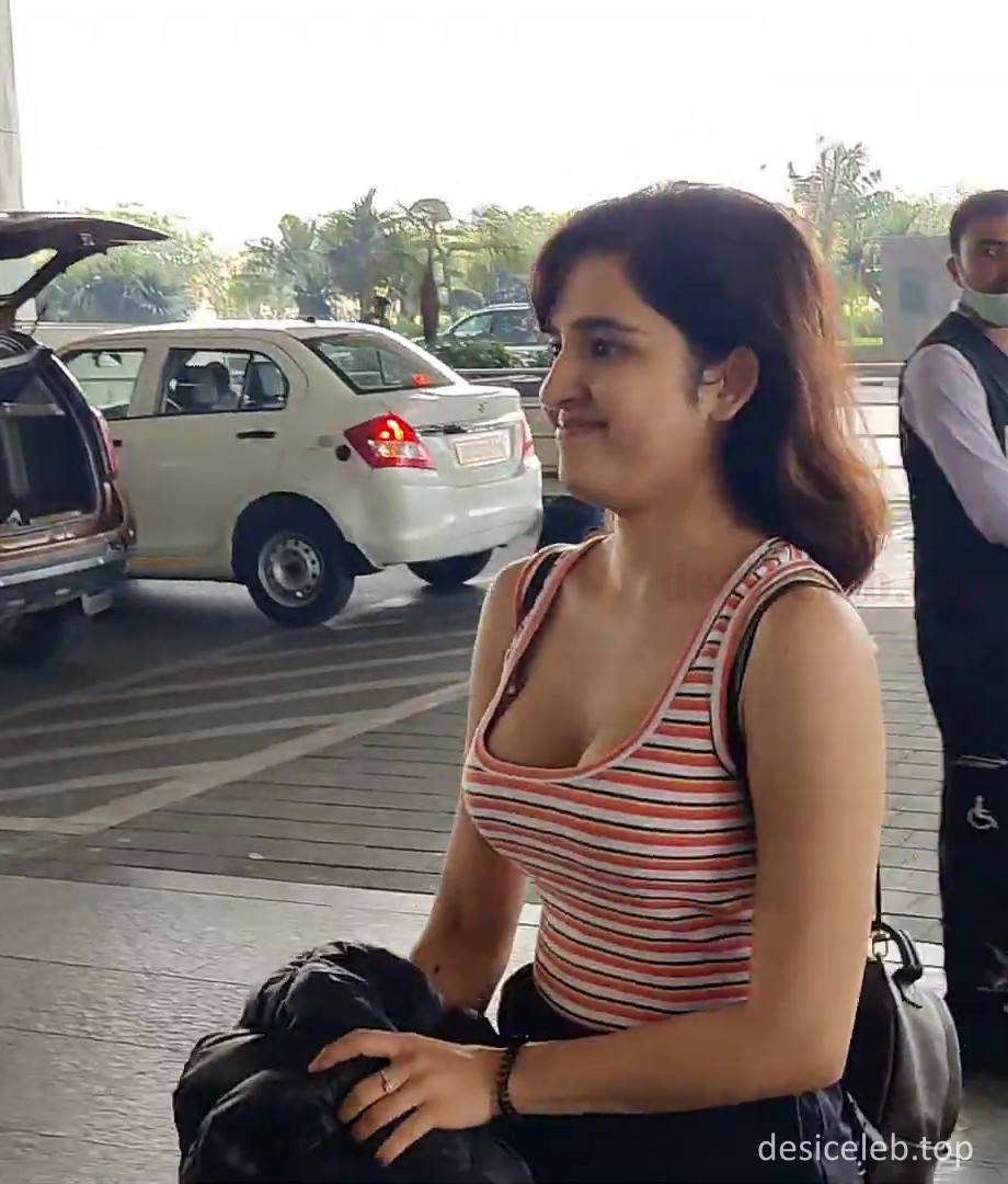 Shirley Setia seen at the airport 2021. Shirley Setia Deep Cleavage, Shirley Setia boobs show, Shirley Setia cleavage show, Shirley Setia down blouse