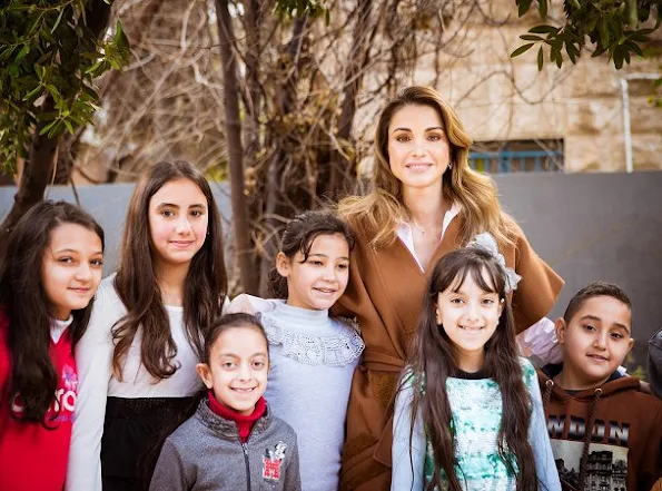 Queen Rania met with the members of the Phi Science Institute. Queen wore Fendi Dress and Balmain Coat, Suede pumps