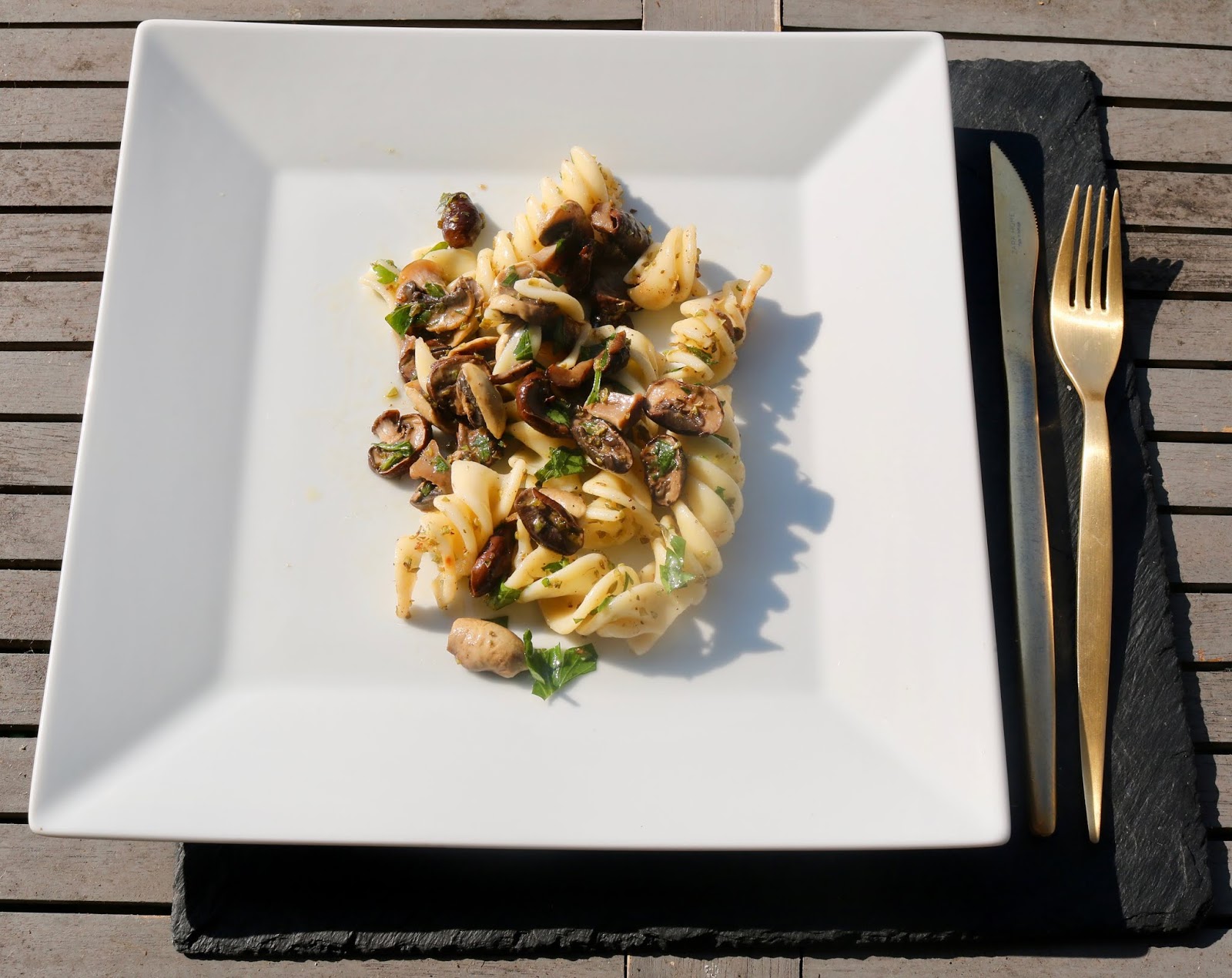 Pastasalat mit marinierten Pilzen