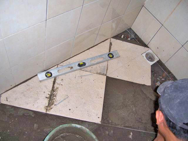 JumpinJack!: Memasang Keramik Lantai Kamar Mandi dengan Posisi Diagonal