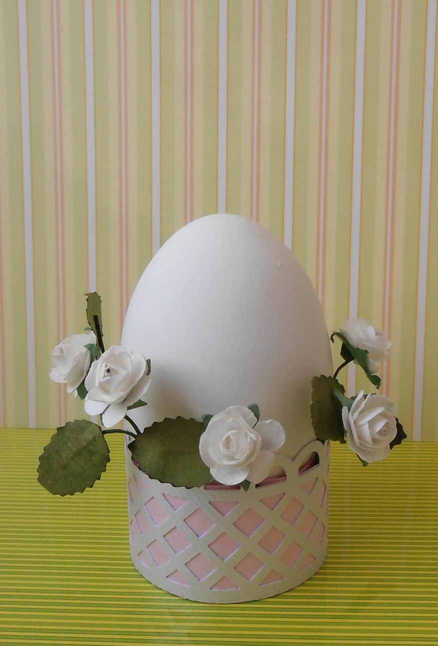 Подставка для пасхальных яиц своими руками. Держатель для пасхальных яиц. Красивые подставки для яиц. Пасхальная подставка для яйца.