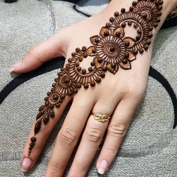 20+ Simple Mehndi Designs For This Festive Season