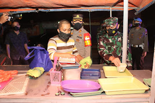 Turun ke Jalan, Kapolres dan Dandim 0722/Kudus Bagikan Sembako dan Borong Dagangan PKL 1 IMG 20210717 WA0020