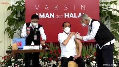 Soal Dokter yang Gemetar Saat Menyuntikkan Vaksin,Begini Kata Jokowi