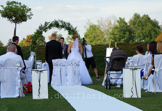Biało czarny ślub plenerowy - Brzeg opolskie - biały dywan, pokrowce na krzesła i ślubny łuk