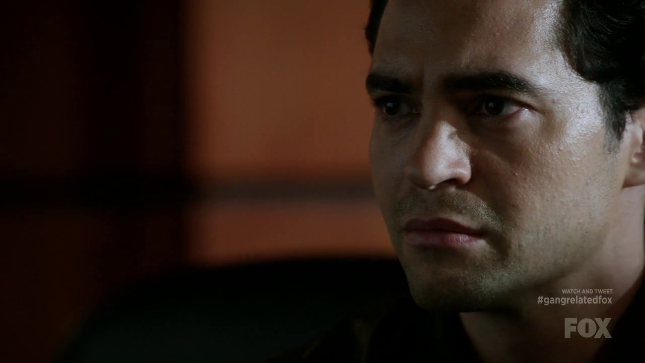 ausCAPS: Cliff Curtis shirtless in Gang Related 1-11 &ldquo;La Luz Verde&rdquo;