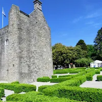 Best Dublin Walks: Castle and Hedge Maze in Phoenix Park