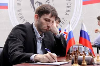 Echecs à Moscou :le grand-maître Alexander Grischuk a des soucis à se faire face à son compatriote Vladimir Kramnik - Photo © ChessBase 