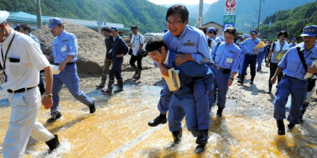 (LAGI) Pemimpin Apa Ini? Niat Blusukan, Kena Banjir Dikit Minta Gendong