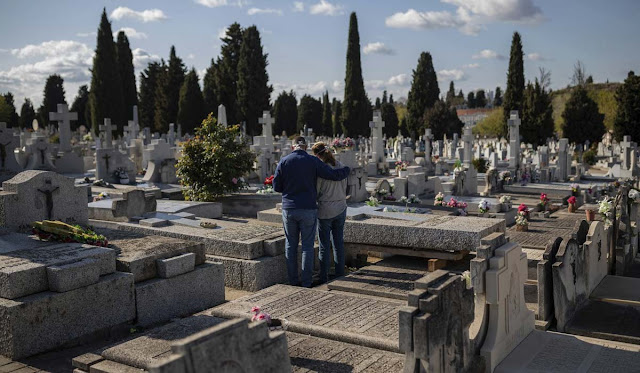 Espanha tem 832 mortes por Covid-19 em 24h; recorde em um único dia no país