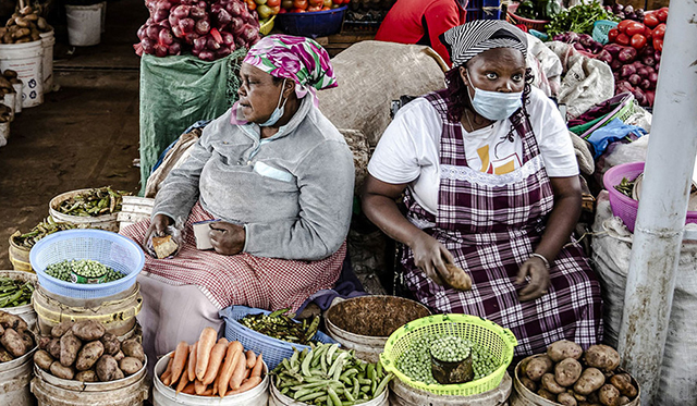 Vendedoras de alimentos en un mercado de Limuru, Kenya.FAO/Luis Tato