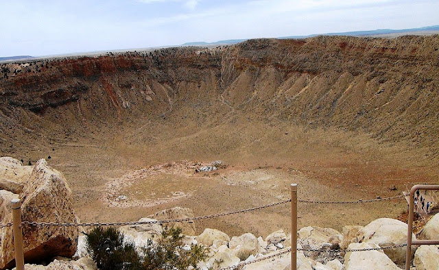 Аризонский кратер,  диаметр – 1,2 км. глубина – 229 м
