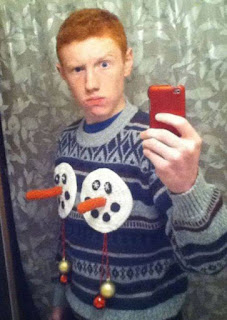 Junge macht Selfie mit hässlichem Weihnachtspullover