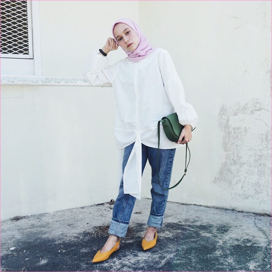 37 Baju Putih Celana  Jeans  Hijab