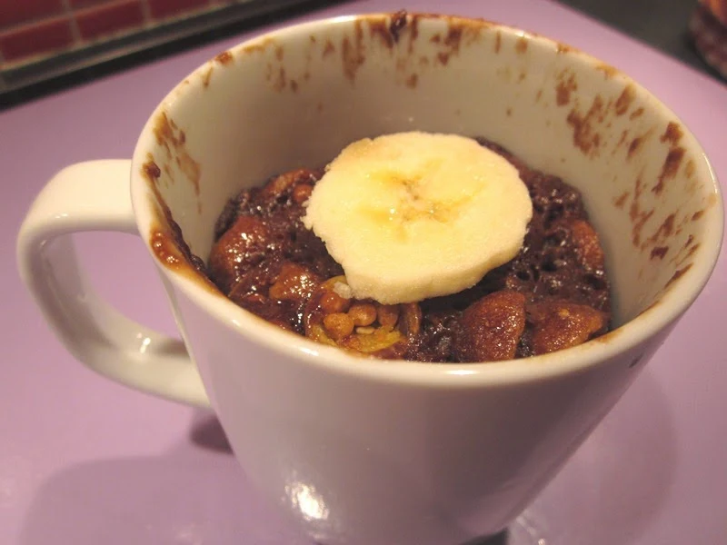 Mug cake chocolat granola banane, sans gluten