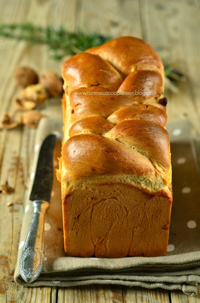 treccia di pane al latte con noci e olio al rosmarino