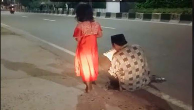 Sedih, Demi Biaya Hidup, Bapak Tua Ini Rela Mengais Botol Bekas dengan Kaki Diseret