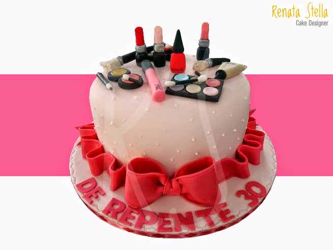 Um bolo com maquiagem e fundo rosa