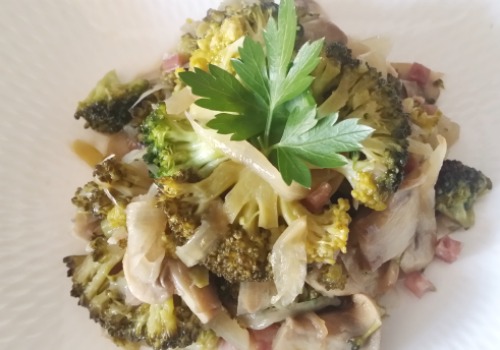 Un salteado de brocoli con champiñones