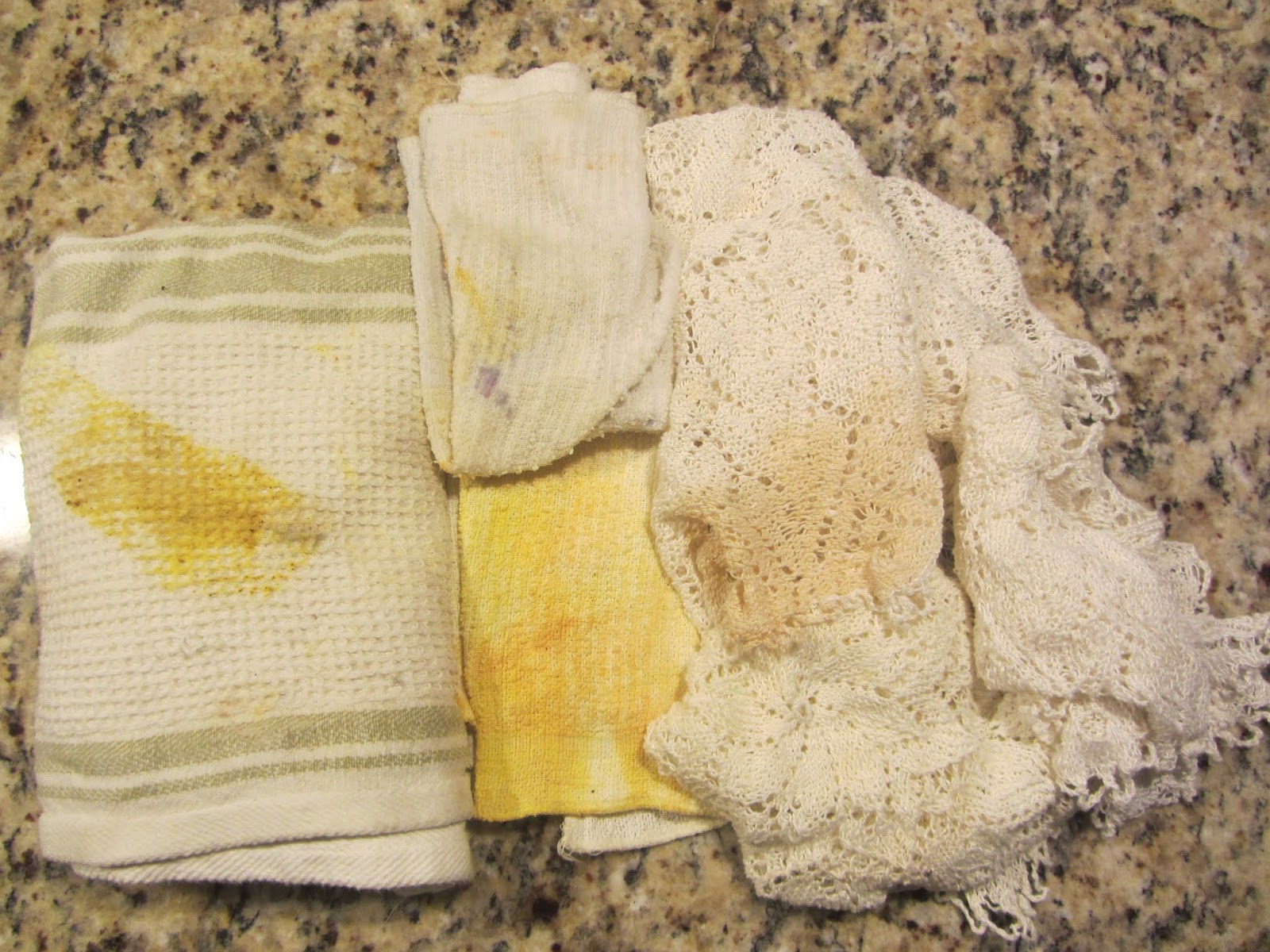 Отстирать старые кухонные полотенца. Грязные кухонные полотенца. Грязное кухонное полотенце с пятнами. Старое грязное полотенце. Кухонные полотенца с пятнами.