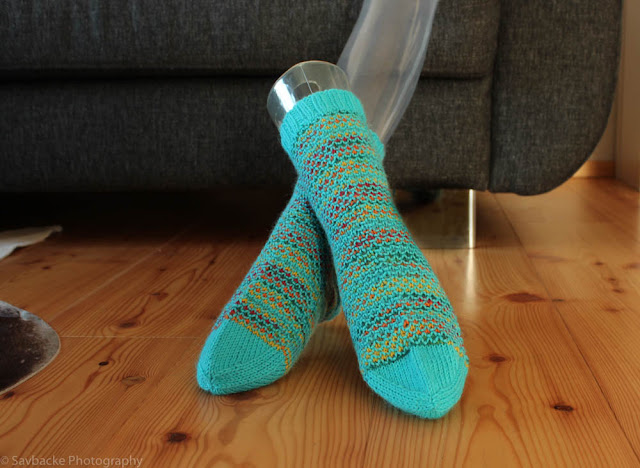 Broken seed stitch socks in Novita Nalle