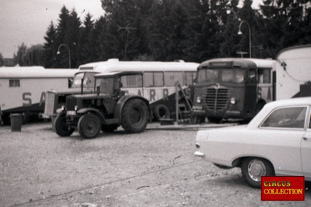 camions et tracteur du Cirque Sarrasani 