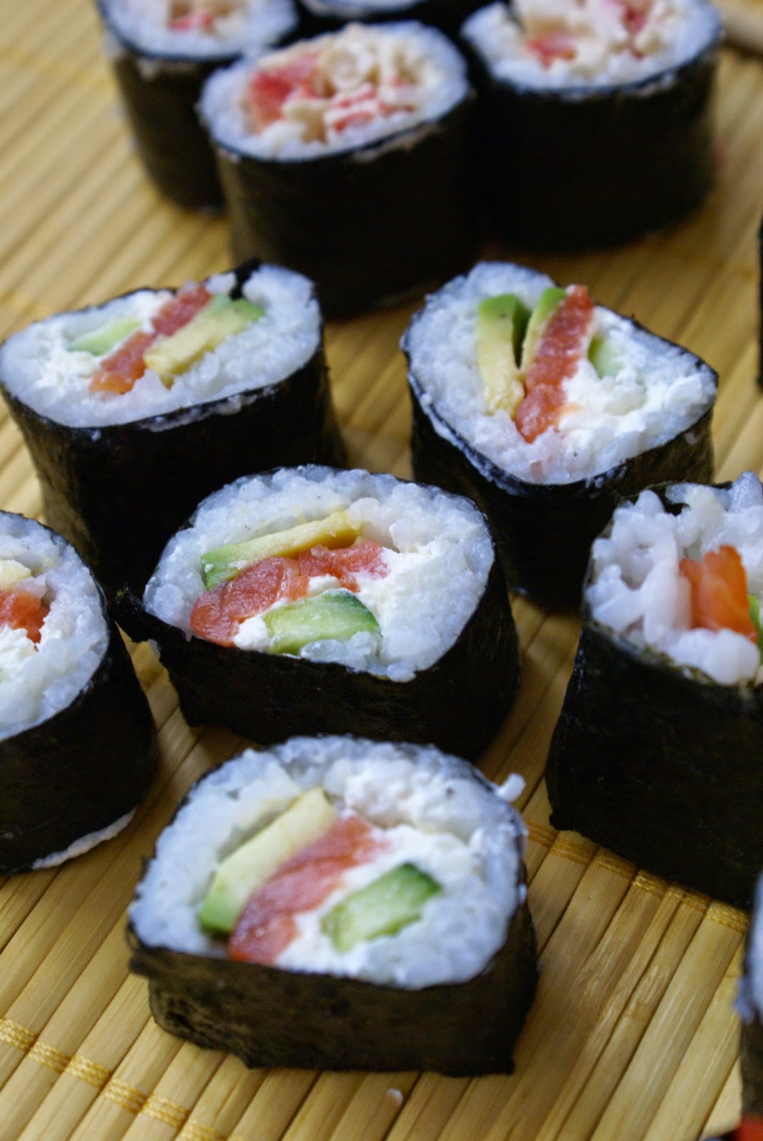 Симпл ролл. Суши симпл еда. Симпл ролл. Чем посыпают роллы. Симпл ролл.