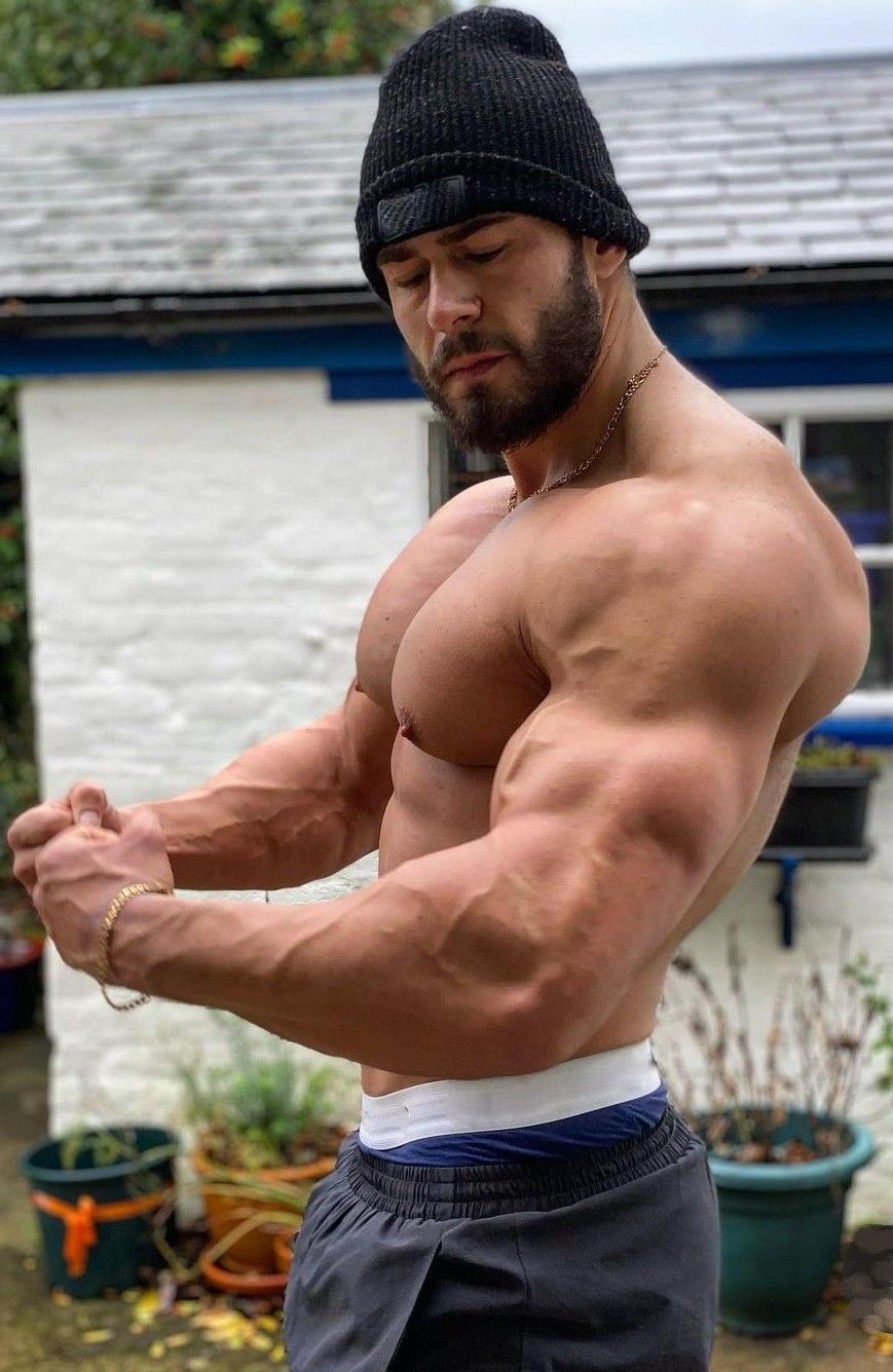 huge-muscle-hunk-swole-pecs-flexing-biceps-dominant-alpha-male-top-daddy