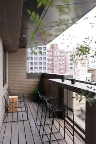taman kering di balkon rumah minimalis