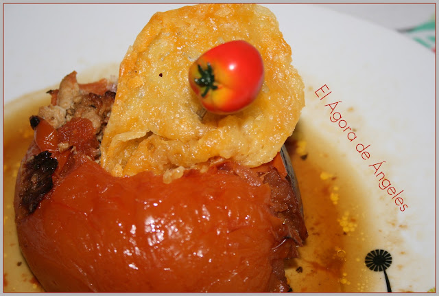  TOMATES ASADOS RELLENOS Y TEJA DE PARMESANO 