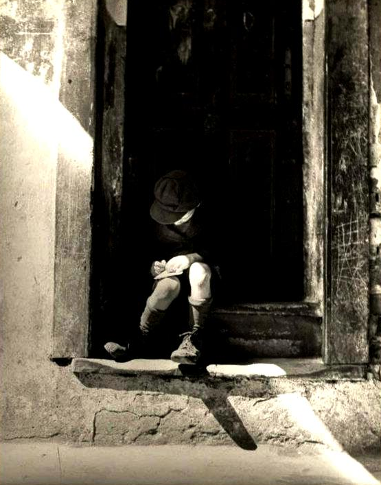 Fotografía de Roman Vishniac; Poema DANTE, de Guido Gozzano.Libro de Referencia: Arturo del Villar, La poesía de Ernestina de Champourcin -Estética, erótico y mística- Colección Ensayo Ed. El toro de barro Carlos Morales Ed. Tarancón de Cuenca, 2002. PVP: 12 euros Agotado. edicioneseltorodebarro.yahoo.es Fotografía de Roman Vishniac; Poema DANTE, de Guido Gozzano.Libro de Referencia: Arturo del Villar, La poesía de Ernestina de Champourcin -Estética, erótico y mística- Colección Ensayo Ed. El toro de barro Carlos Morales Ed. Tarancón de Cuenca, 2002. PVP: 12 euros Agotado. edicioneseltorodebarro.yahoo.es