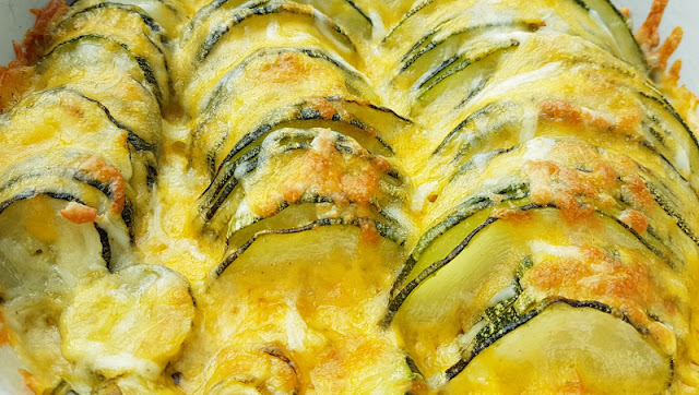 Schnelles Rezept: Zucchini-Scheiben mit Käse überbacken aus dem Backofen. Überbacken schmeck alles lecker: Mein Mama Hack bei kleinen Gemüse-Verweigerern und eine tolle Verwertung für Zucchini!