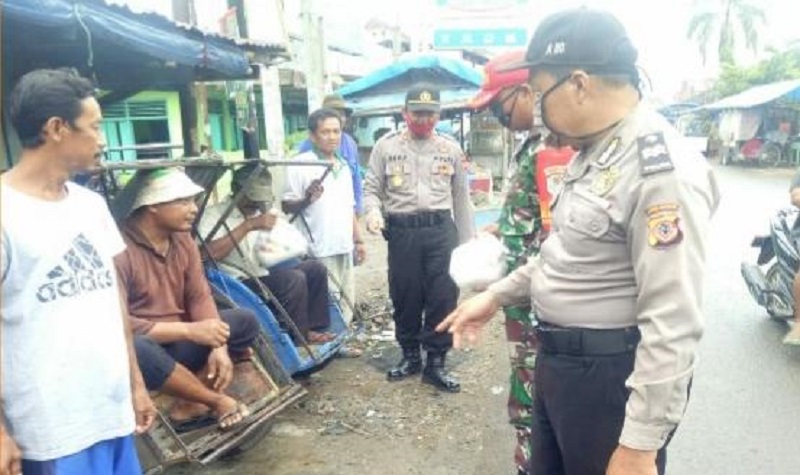 Kabid Humas Polda Jabar : POLRES Indramayu Polda Jabar Berikan Bantuan Sosial Kepada Masyarakat Terdampak Covid-19