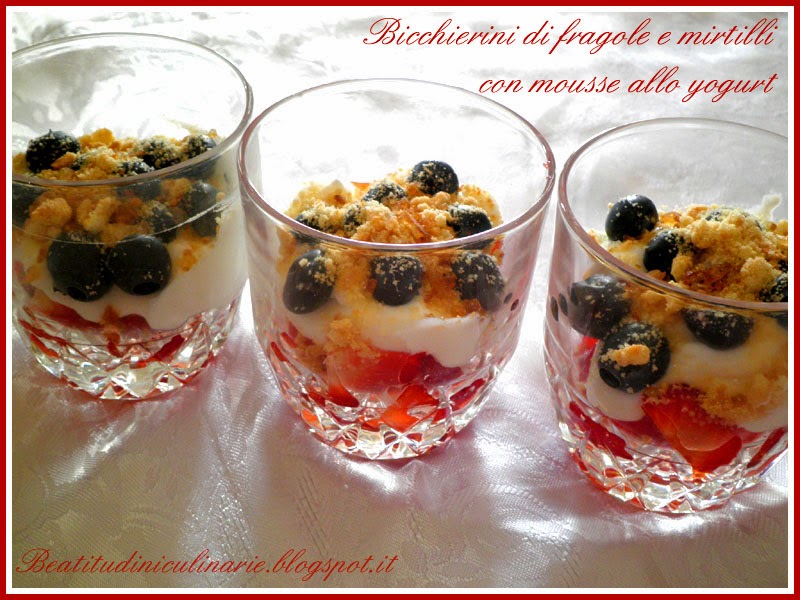 bicchierini di fragole e mirtilli con mousse allo yogurt