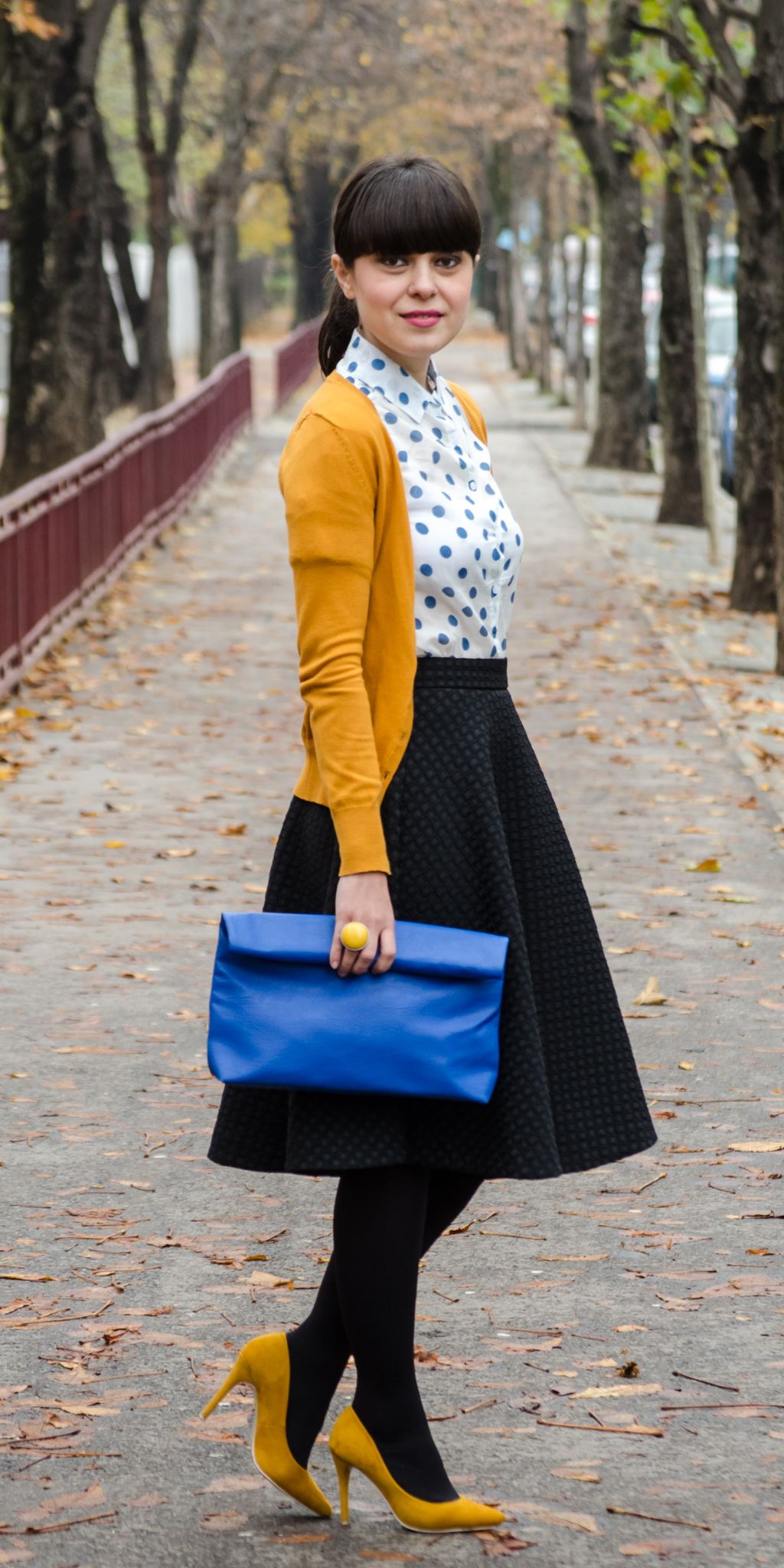 black midi skirt h&m mustard high heels poema cobalt blue clutch new yorker blue dots shirt dotty sweater c&a