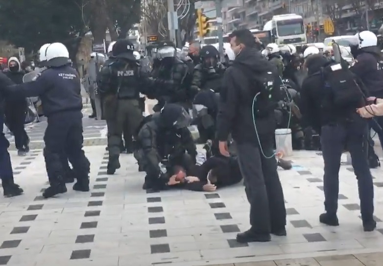 Ситуация происходящая в мире. Протесты студентов в Греции. Противостояние полиции. Греки на митинге. Противостояние полицейских и пожарных в Италии.
