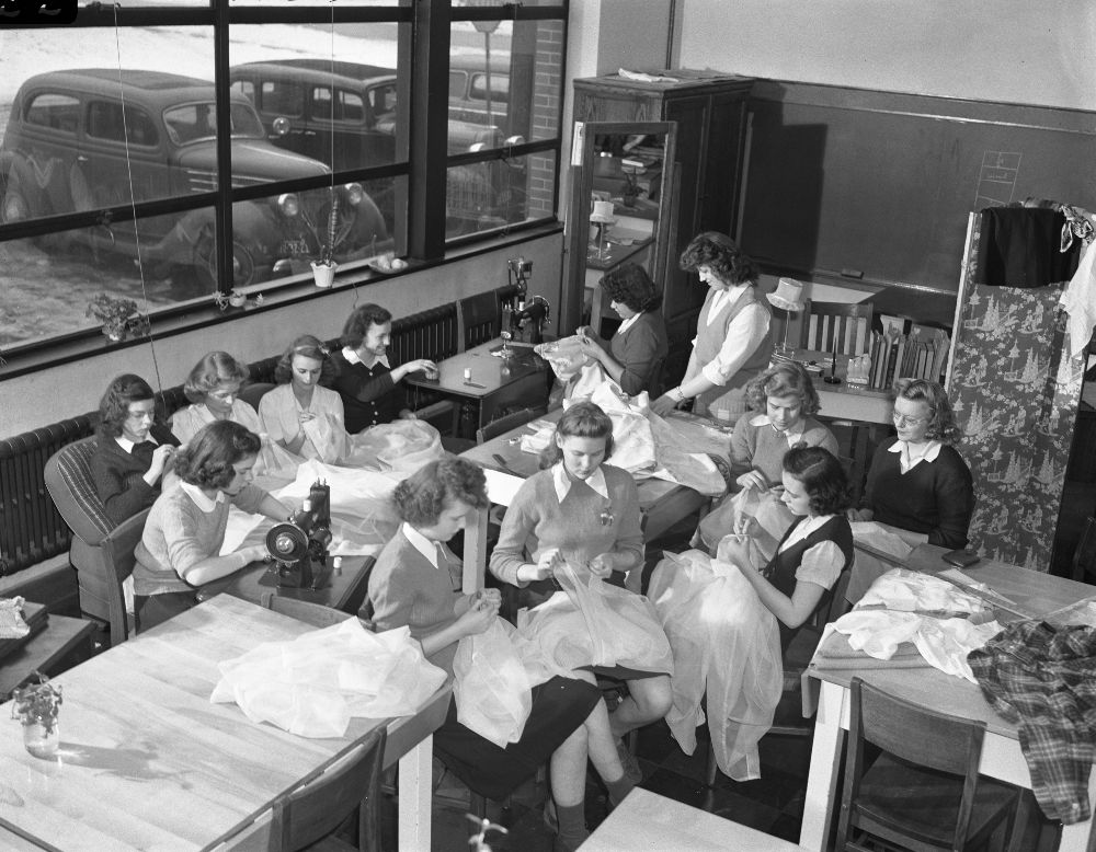 Fascinating Vintage Photos of Girls Attending Home Economics Classes 1920s 1930s - 87