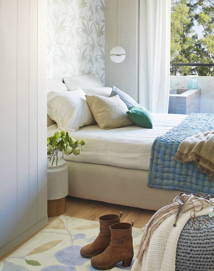 Decoración fresca con impecable mezcla de madera y azul 