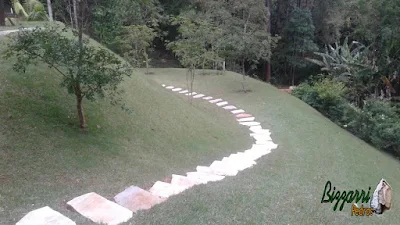 Execução do caminho de pedra no jardim com pedra cacão de São Tomé branca e as escadas também com a pedra São Tomé tipo cacão no jardim.