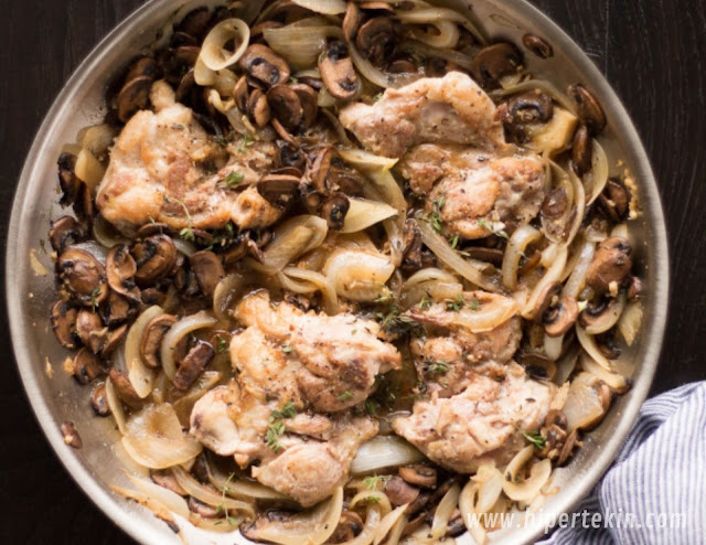 SKILLET CHICKEN AND WHITE WINE MUSHROOMS