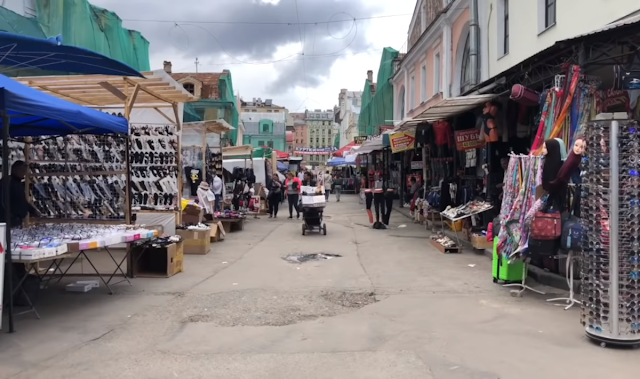 С виду некоторые вещи мне казались довольно неплохими, но при более близком рассмотрении налицо признаки фальсификата под именитые бренды