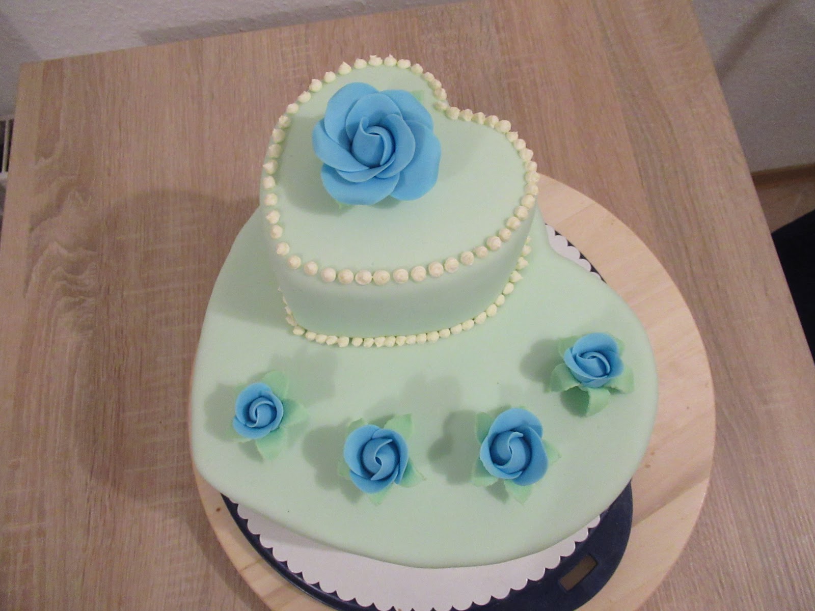 Hochzeits-Torte. Doppelstöckige Herzen mit Rosen. Fondant