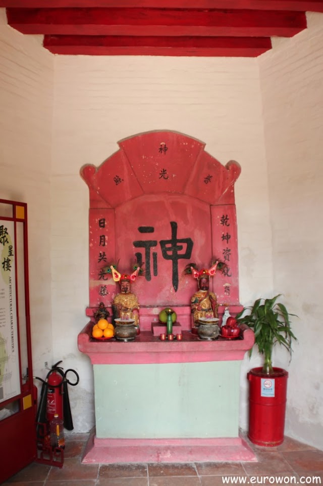 Altar dedicado a las deidades Man Cheong y Kwan Tai en la pagoda Tsui Sing Lau
